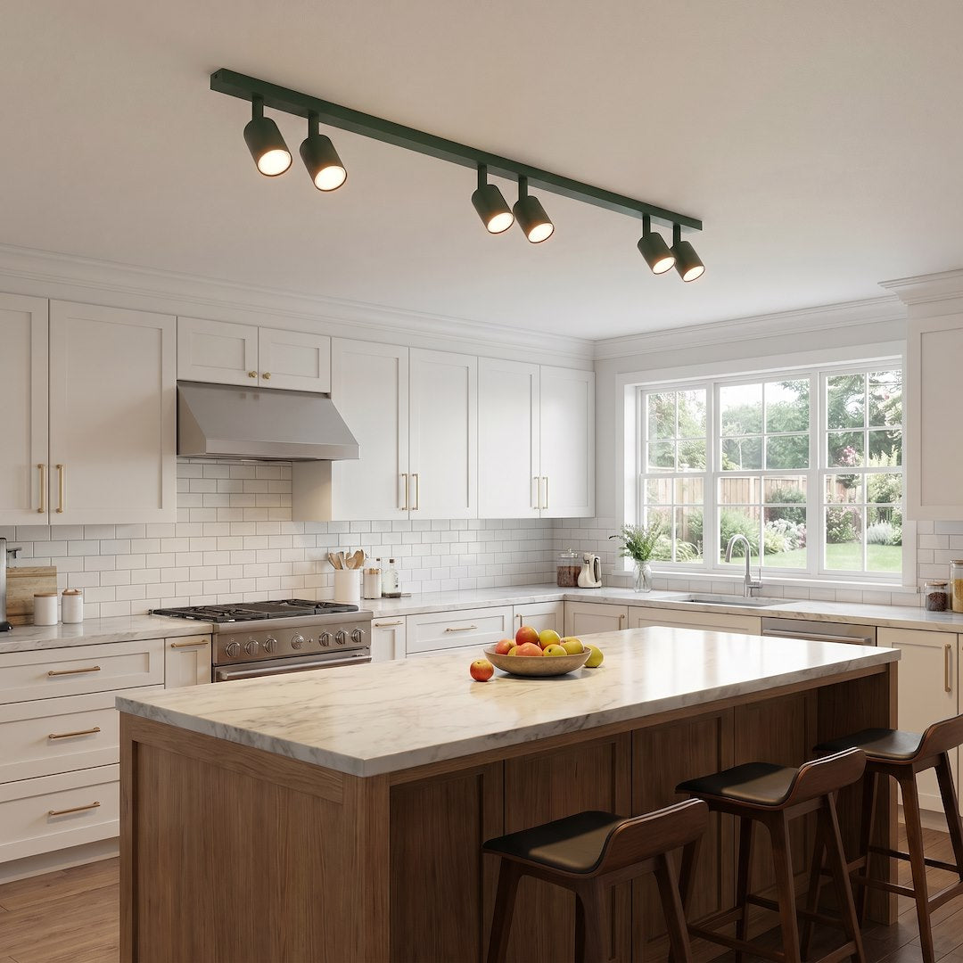 Mise en ambiance dans une cuisine blanche avec îlot central et tabourets en bois