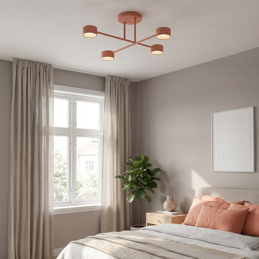 Plafonnier corail éclairé fixé au plafond d'une chambre beige avec lit