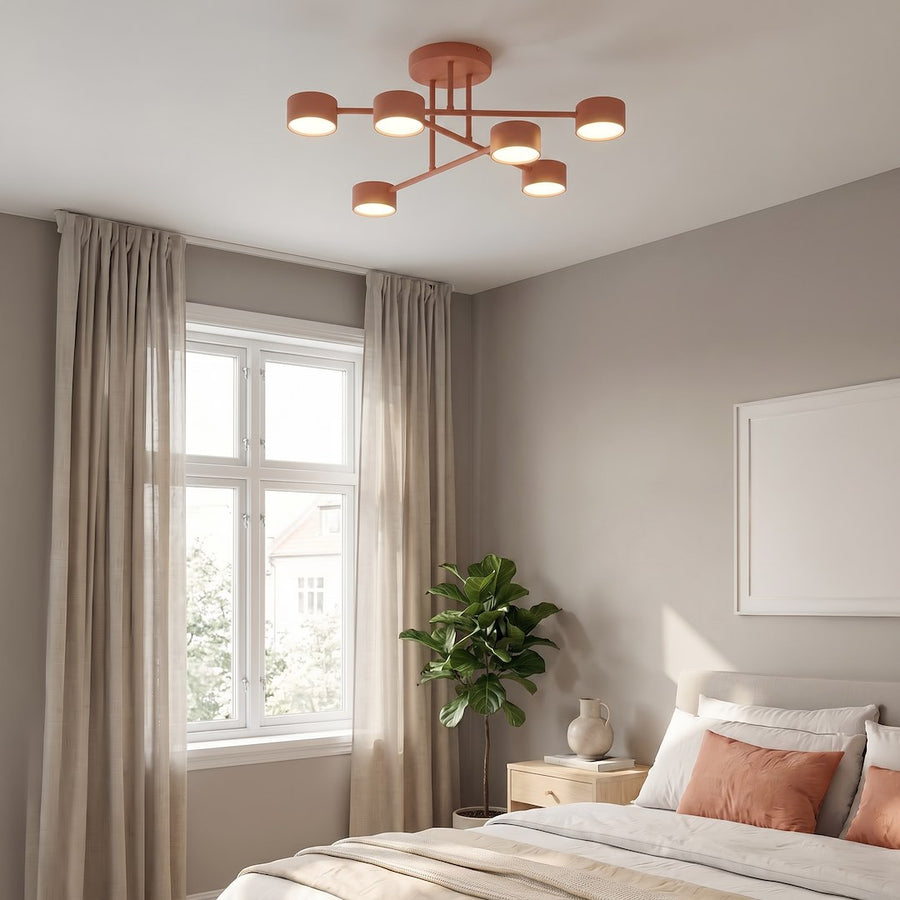 Luminaire rose installé au plafond d'une chambre, près de la fenêtre