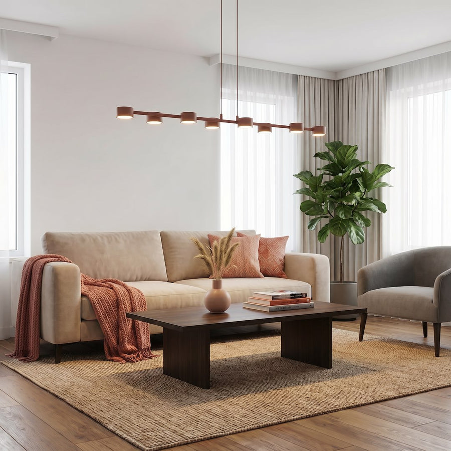 Ambiance salon beige, suspension corail allumée au-dessus d'une table basse.