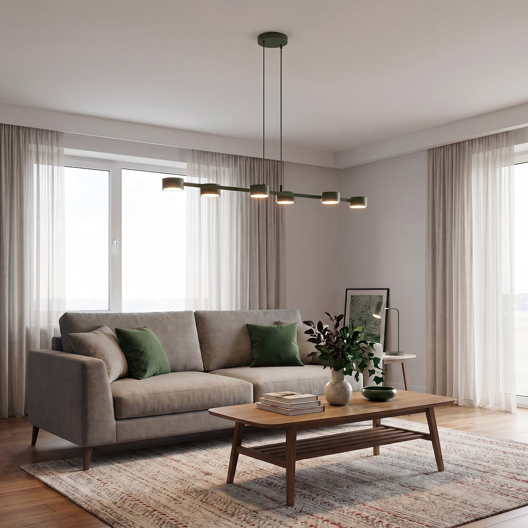 Mise en ambiance dans un salon, suspension allumée au-dessus d'une table basse