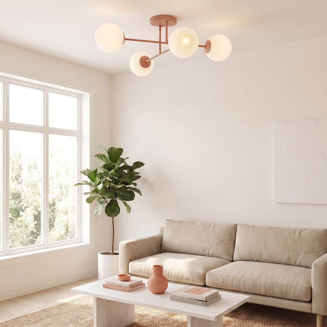 Ambiance salon beige, luminaire allumé près d'une grande fenêtre lumineuse