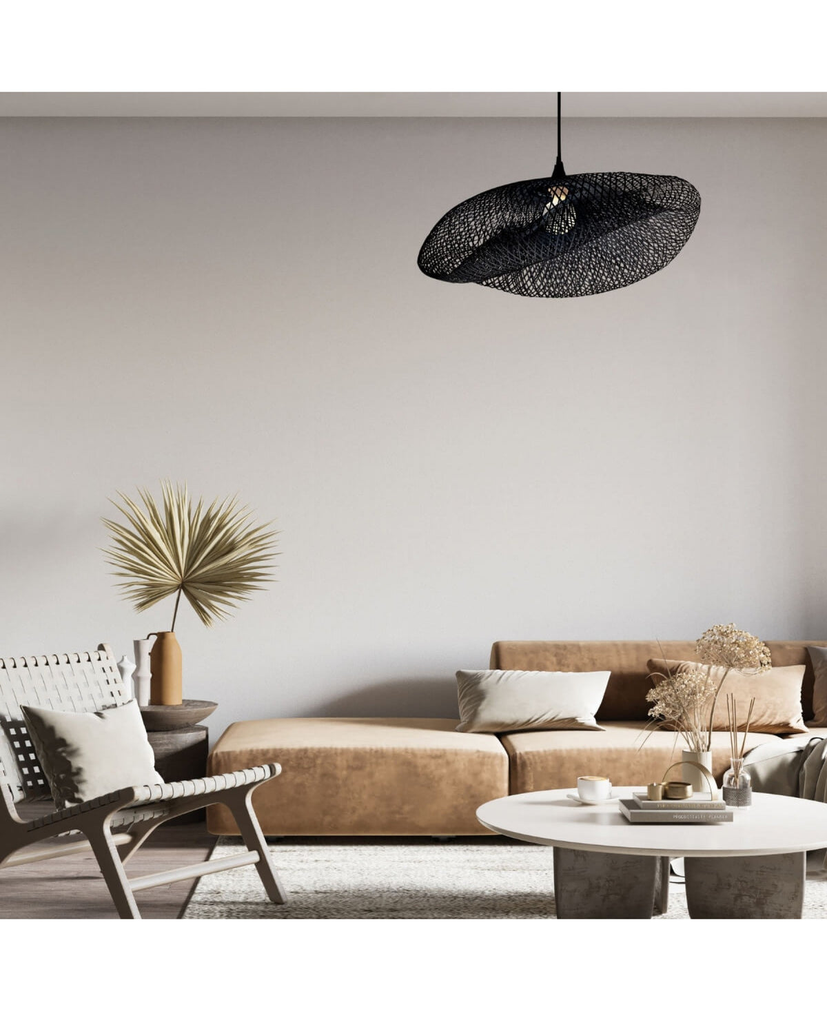 Vue d'ambiance d'un salon moderne équipé de cette suspension noire ajourée.