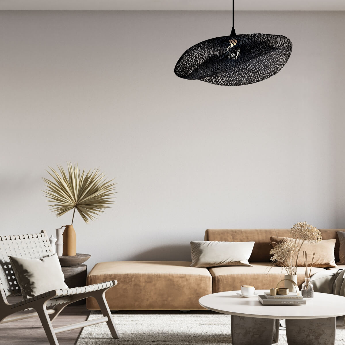 Suspension noire allumée dans un séjour beige avec fauteuil, plante et table basse.