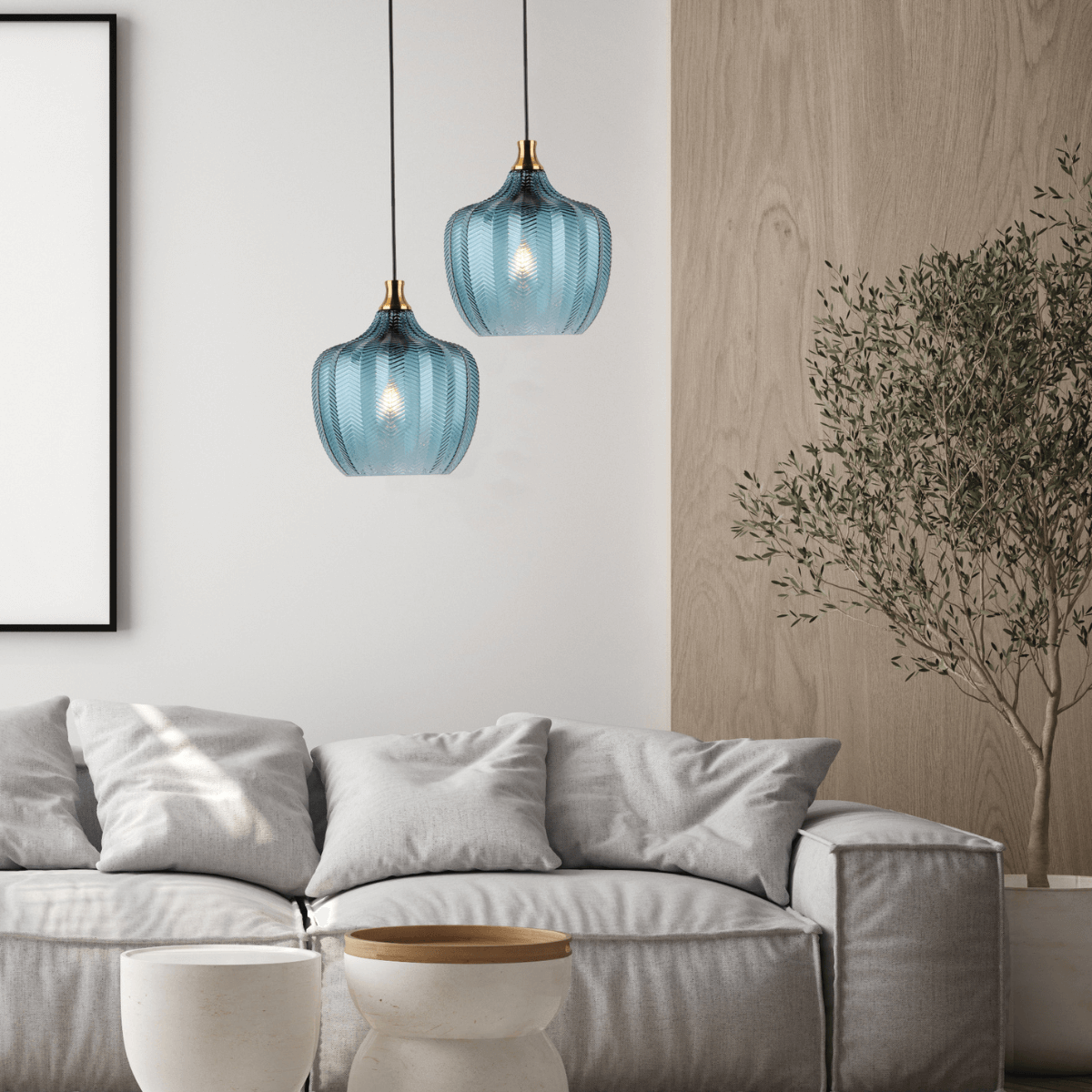 Mise en ambiance avec deux luminaires bleus et une plante dans un intérieur contemporain.