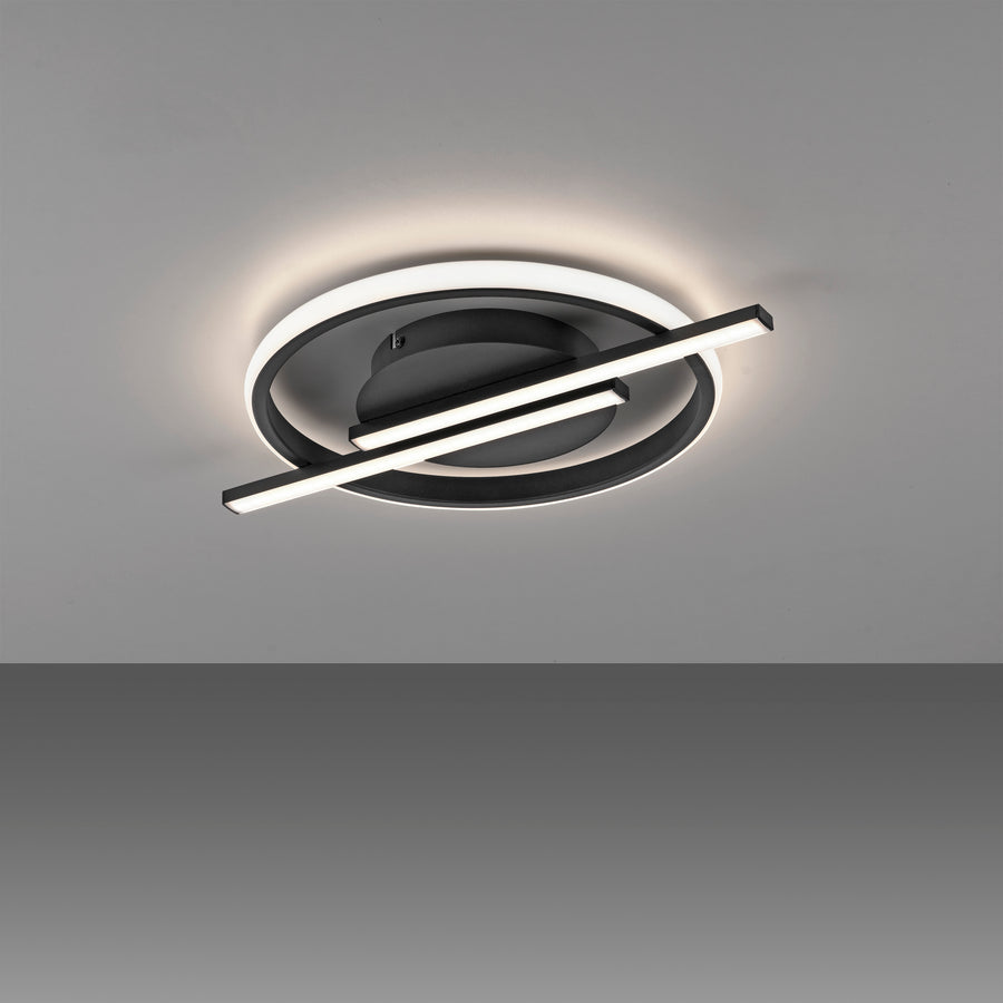 Vue de face du plafonnier allumé diffusant une lumière chaude au plafond