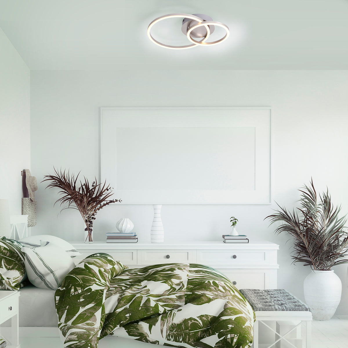 Mise en situation : plafonnier allumé au plafond d'une chambre blanche avec lit.