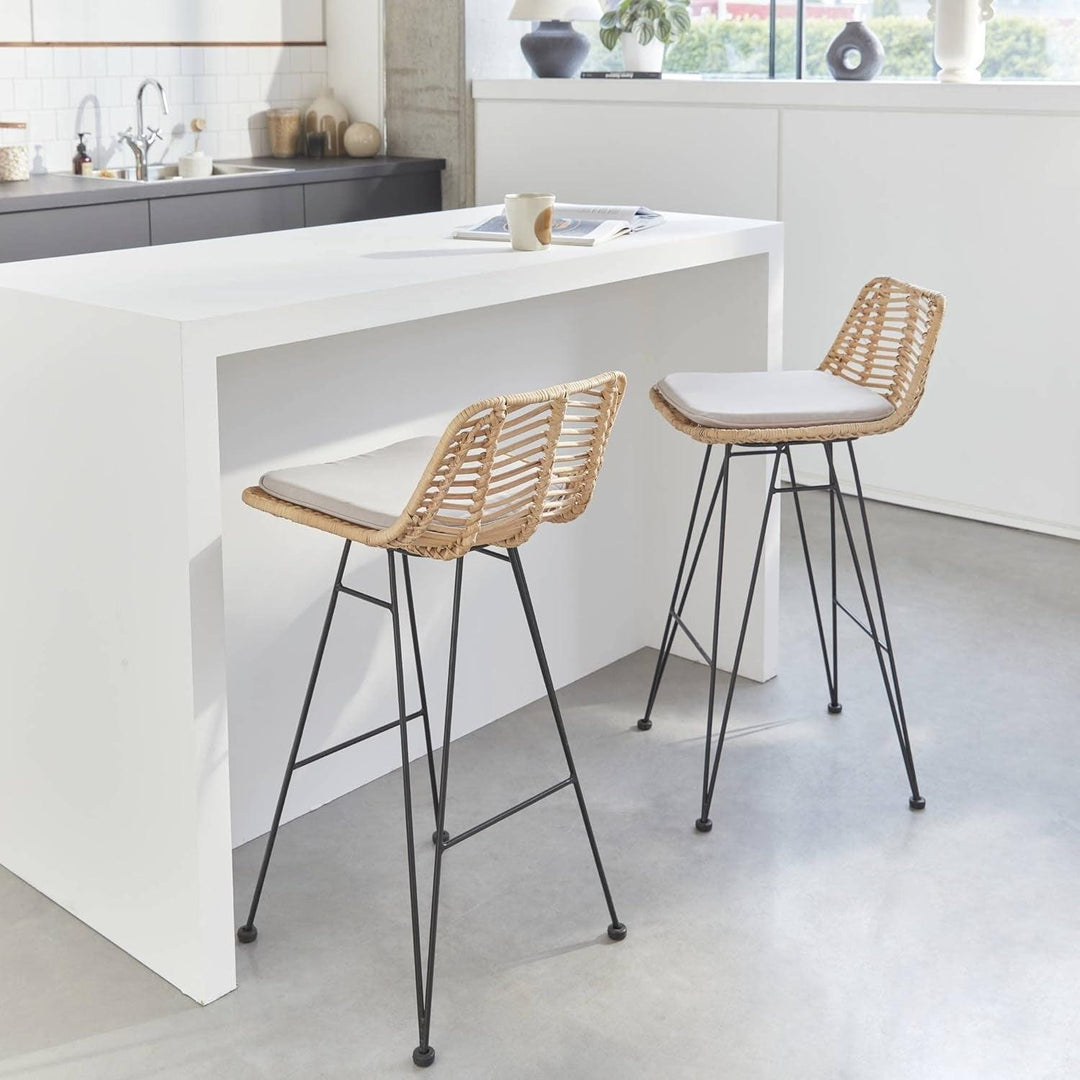 Alice'S Home - Deux Tabourets De Bar En Rotin Naturel Et Métal. Coussins Beiges - Cahya | Designix - Amazon    - https://designix.fr/