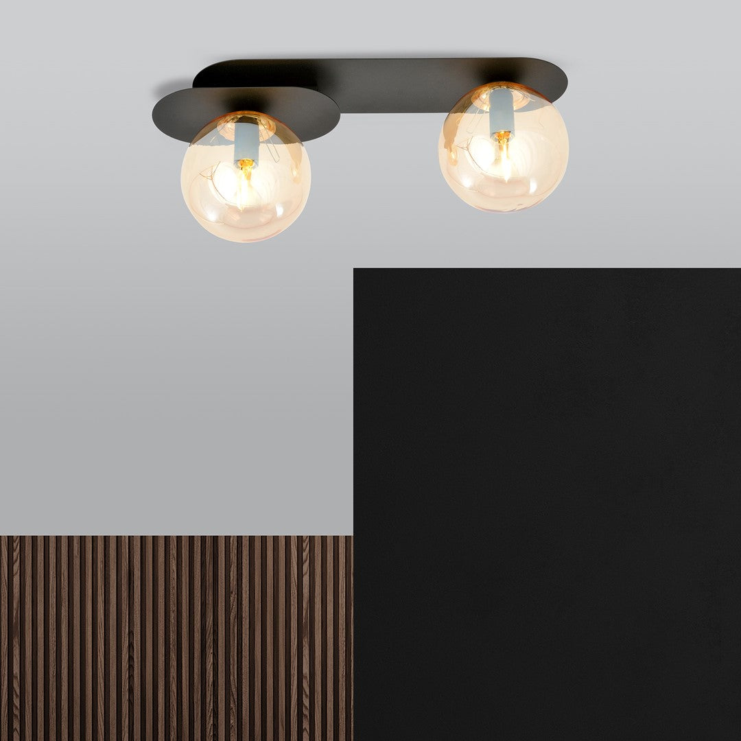 Mise en ambiance, luminaire fixé au plafond devant un mur gris et des lattes bois