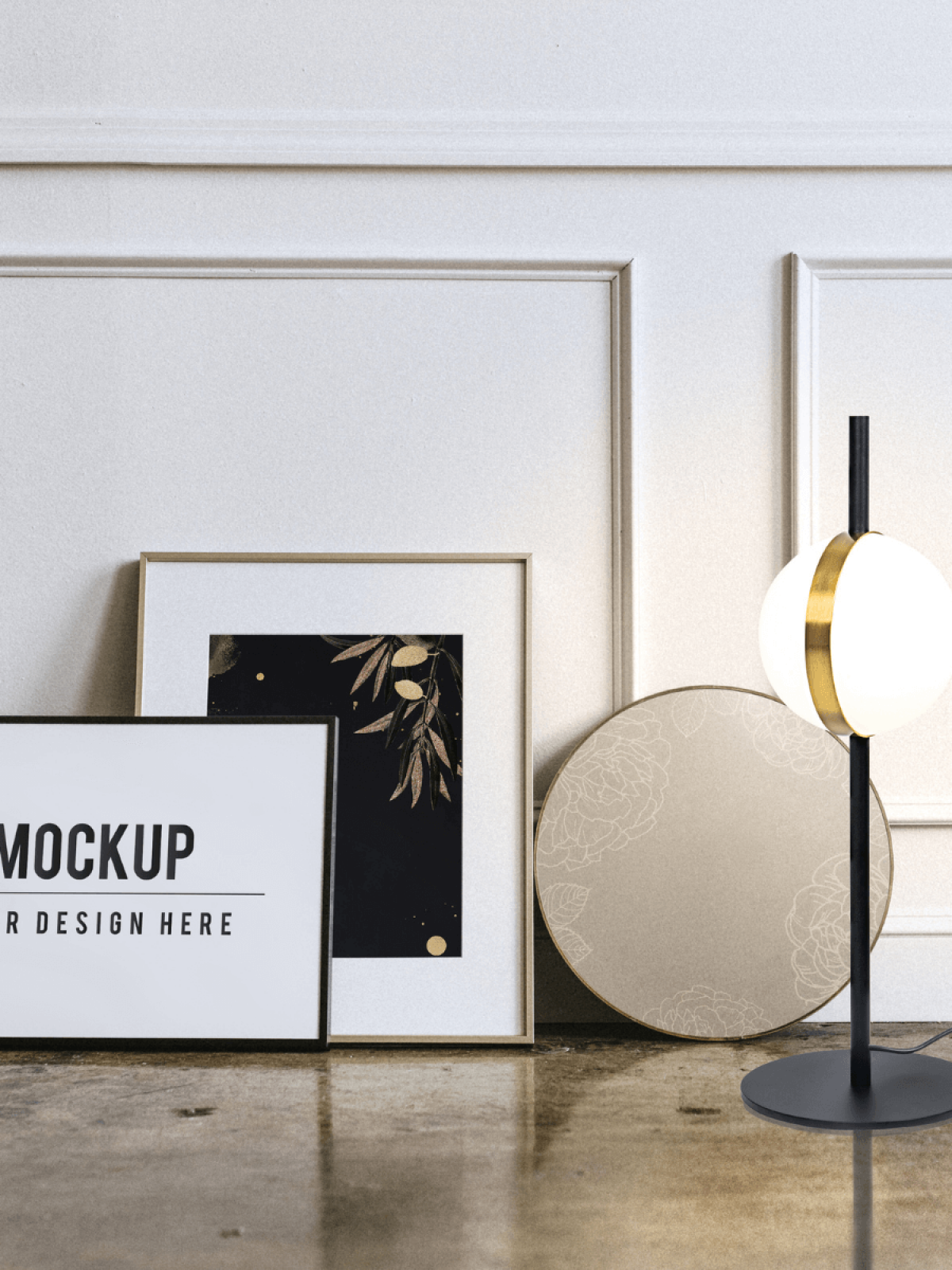Vue rapprochée montrant le globe lumineux, la tige noire et la base ronde sur parquet.