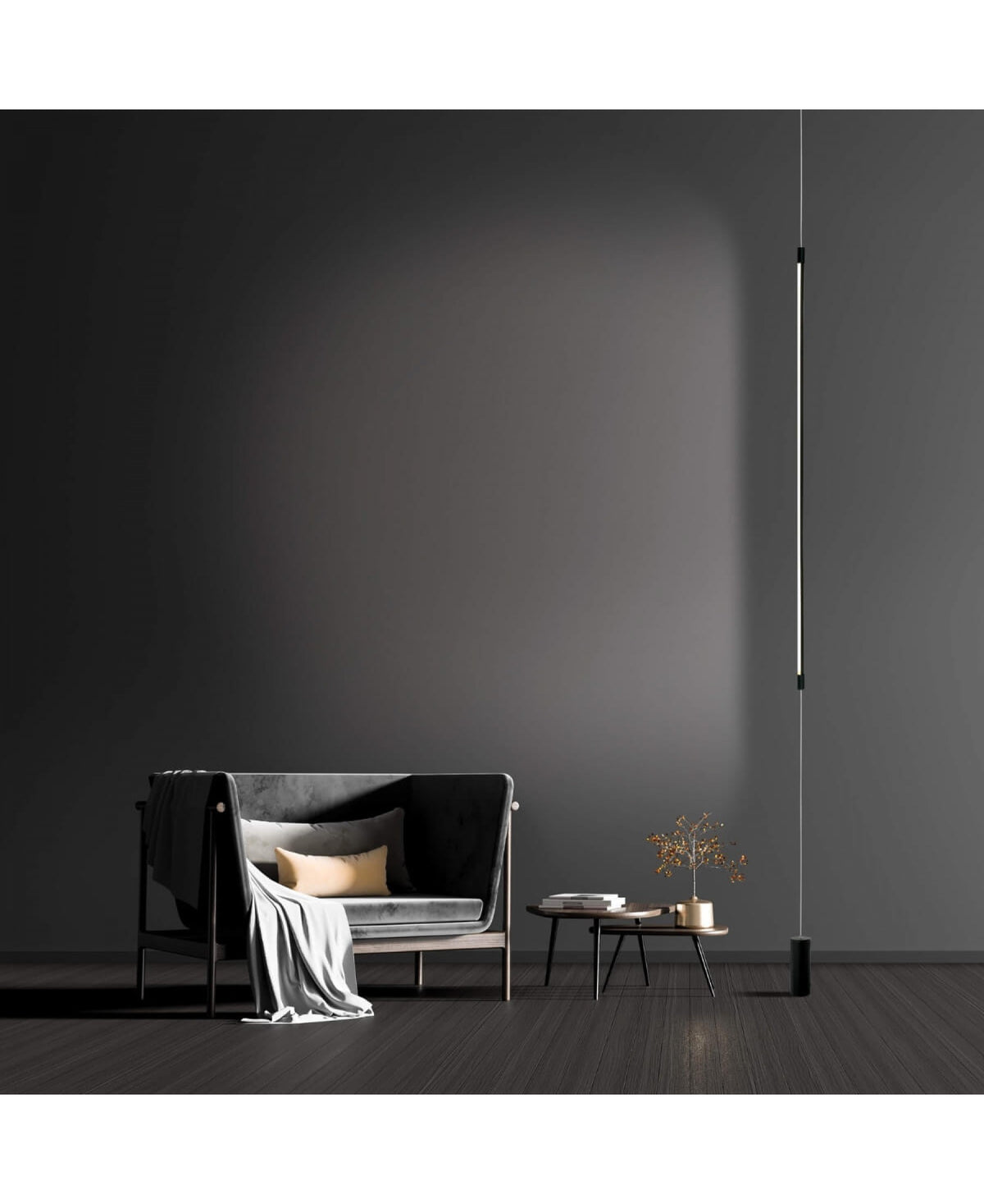 Détail du pied cylindrique noir et du bas du luminaire allumé sur parquet