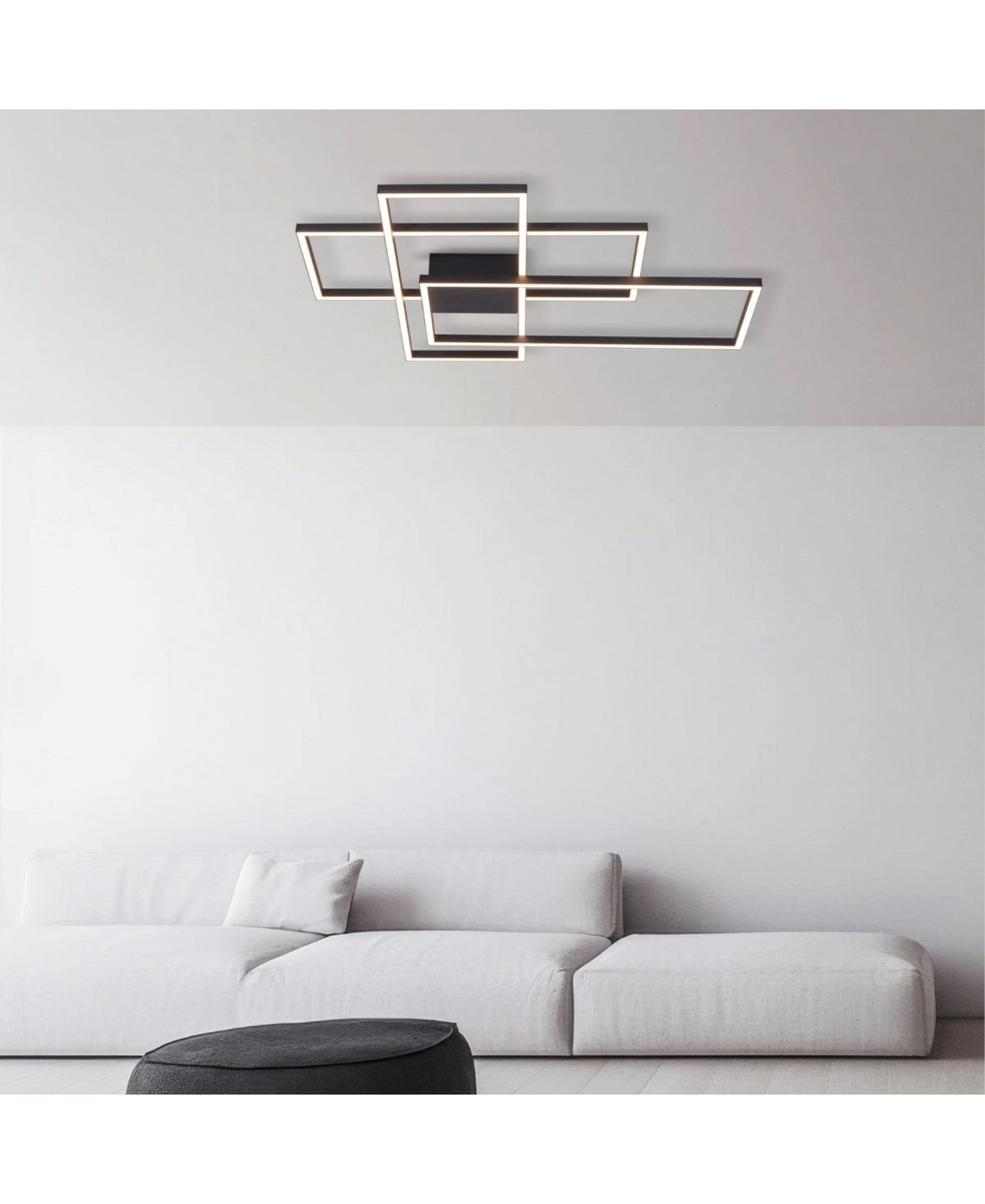 Détail de la structure géométrique noire et blanche du luminaire vue de dessous
