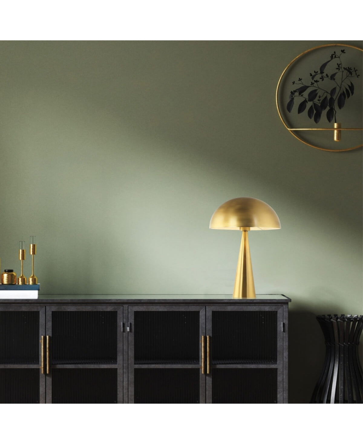 Plan large du salon vert avec lampe dorée sur buffet et vase noir