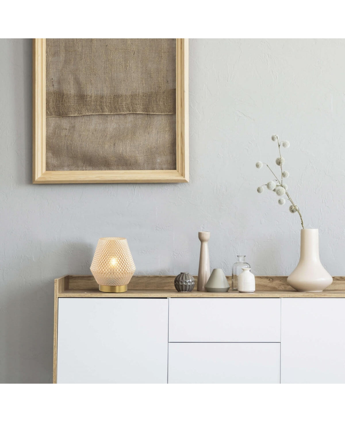 Scène d'intérieur claire avec la lampe dorée près de vases et d'un cadre