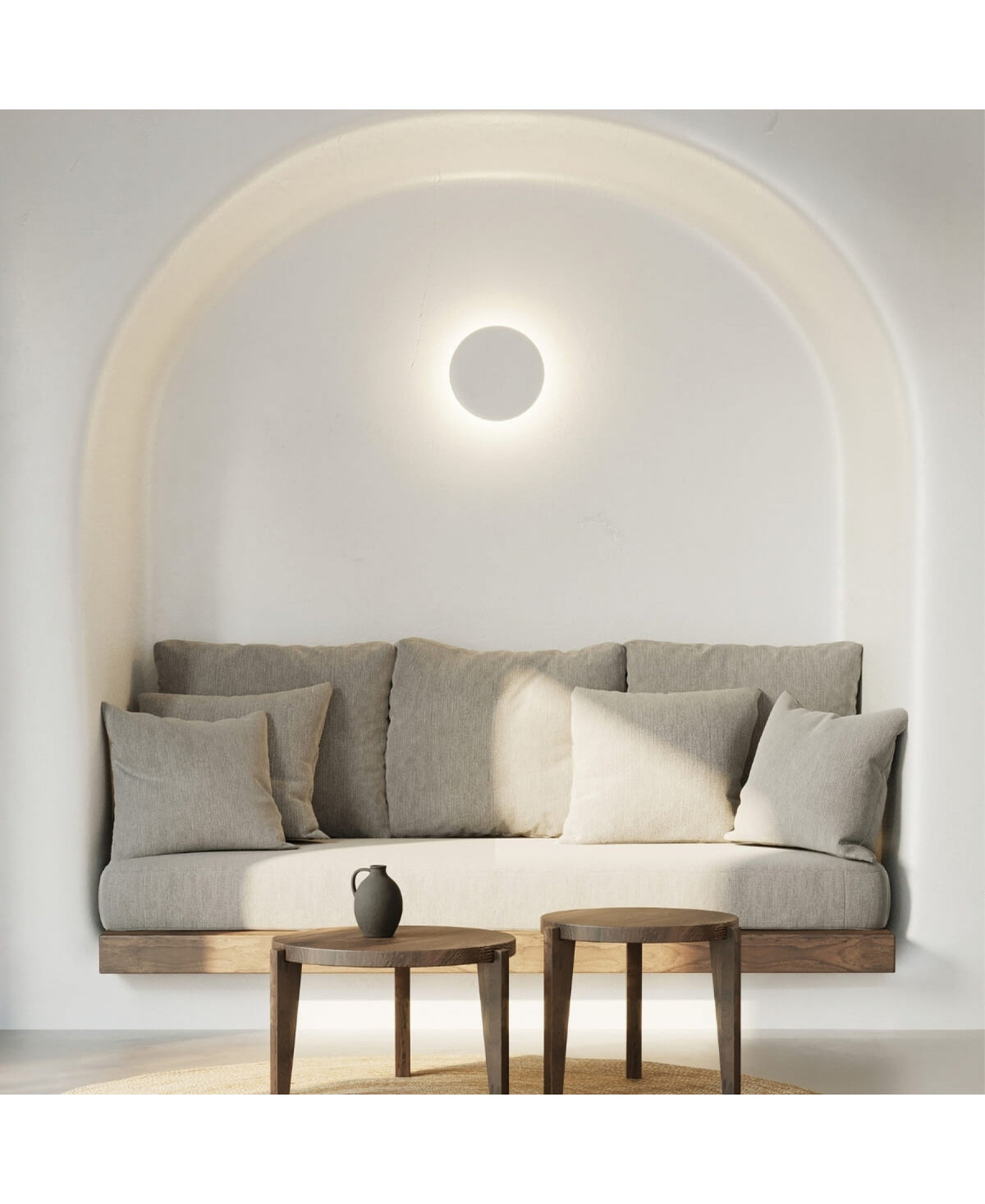 Détail du luminaire mural blanc vu de profil sur fond neutre et épuré