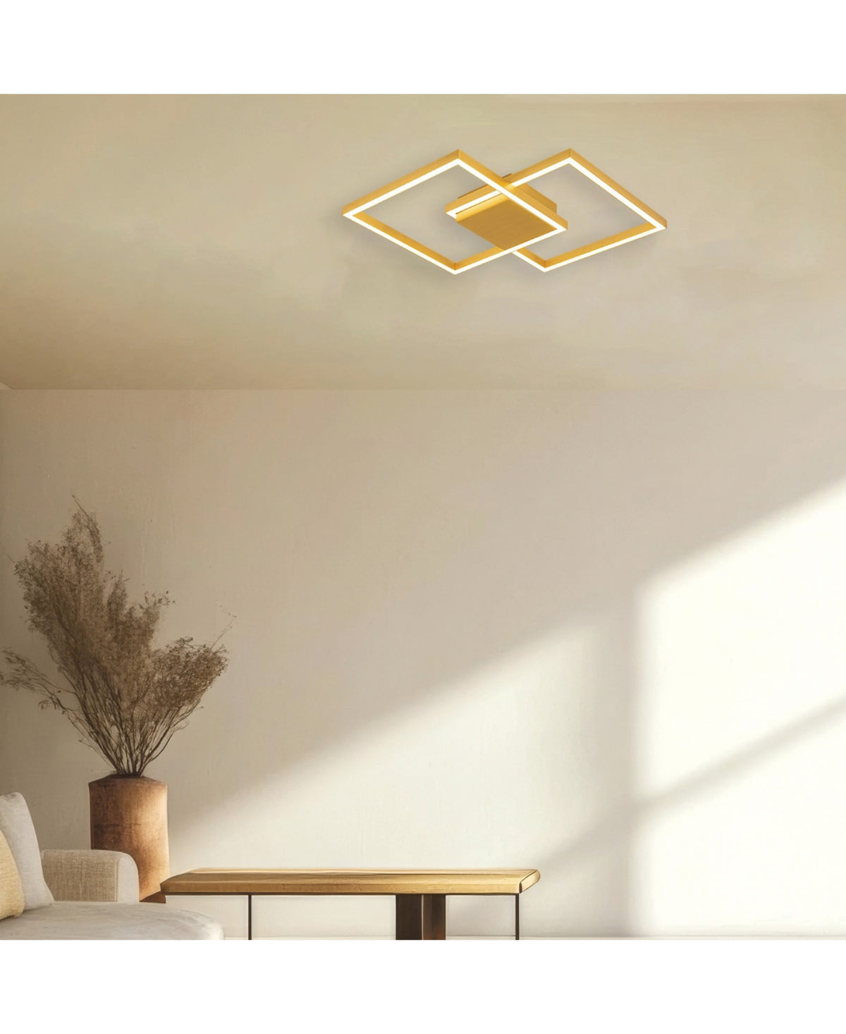 Ambiance chaleureuse, plafonnier doré au plafond près d'un vase séché