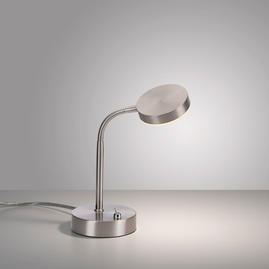Lampe allumée diffusant une lumière chaude dans une pièce vide