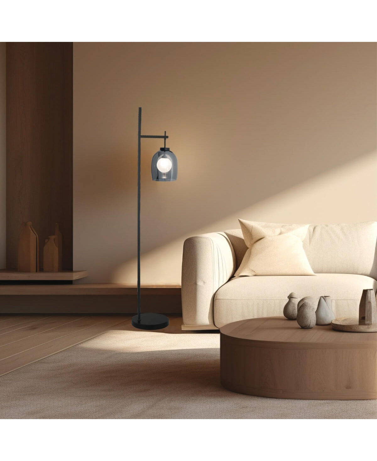 Lampadaire noir allumé posé au sol dans un salon aux tons beiges