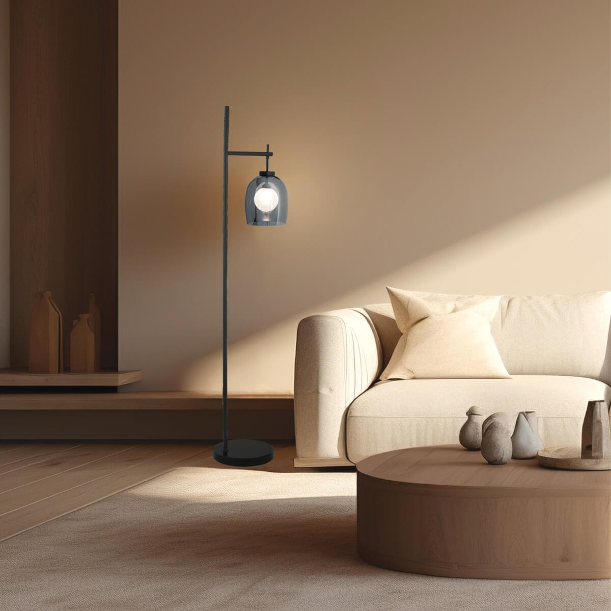 Vue rapprochée du lampadaire allumé devant canapé beige et table basse