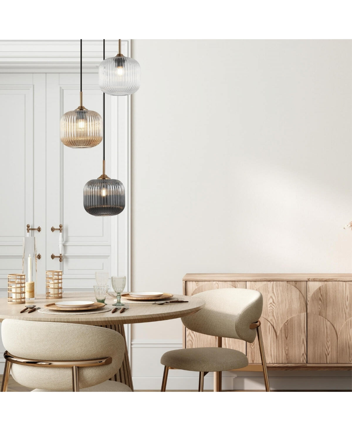 Plan large salle à manger montrant la suspension allumée au-dessus de la table dressée.