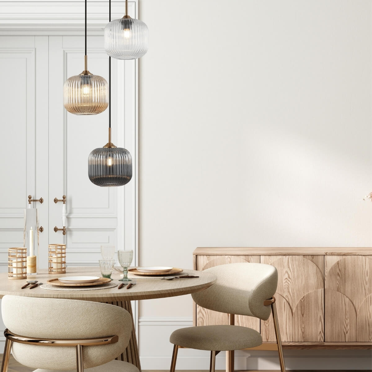 Ambiance repas, trois globes de verre strié éclairés devant un buffet en chêne.