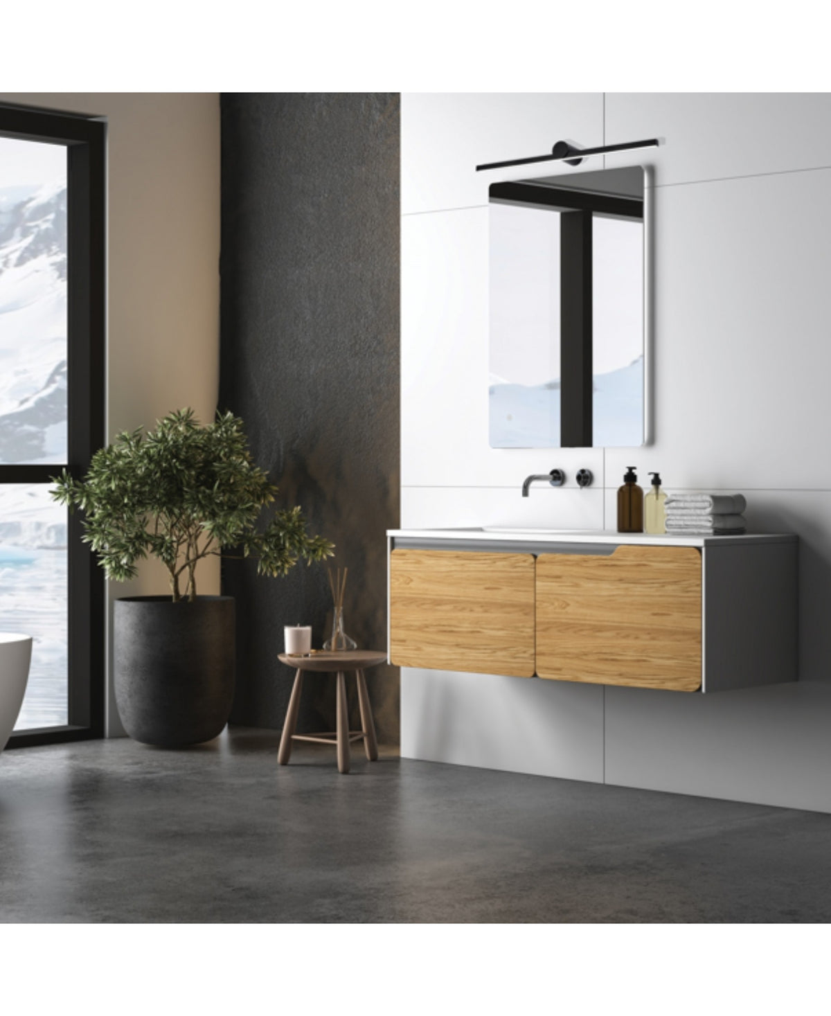 Vue large de la salle de bain, grande plante et meuble suspendu sous l'applique