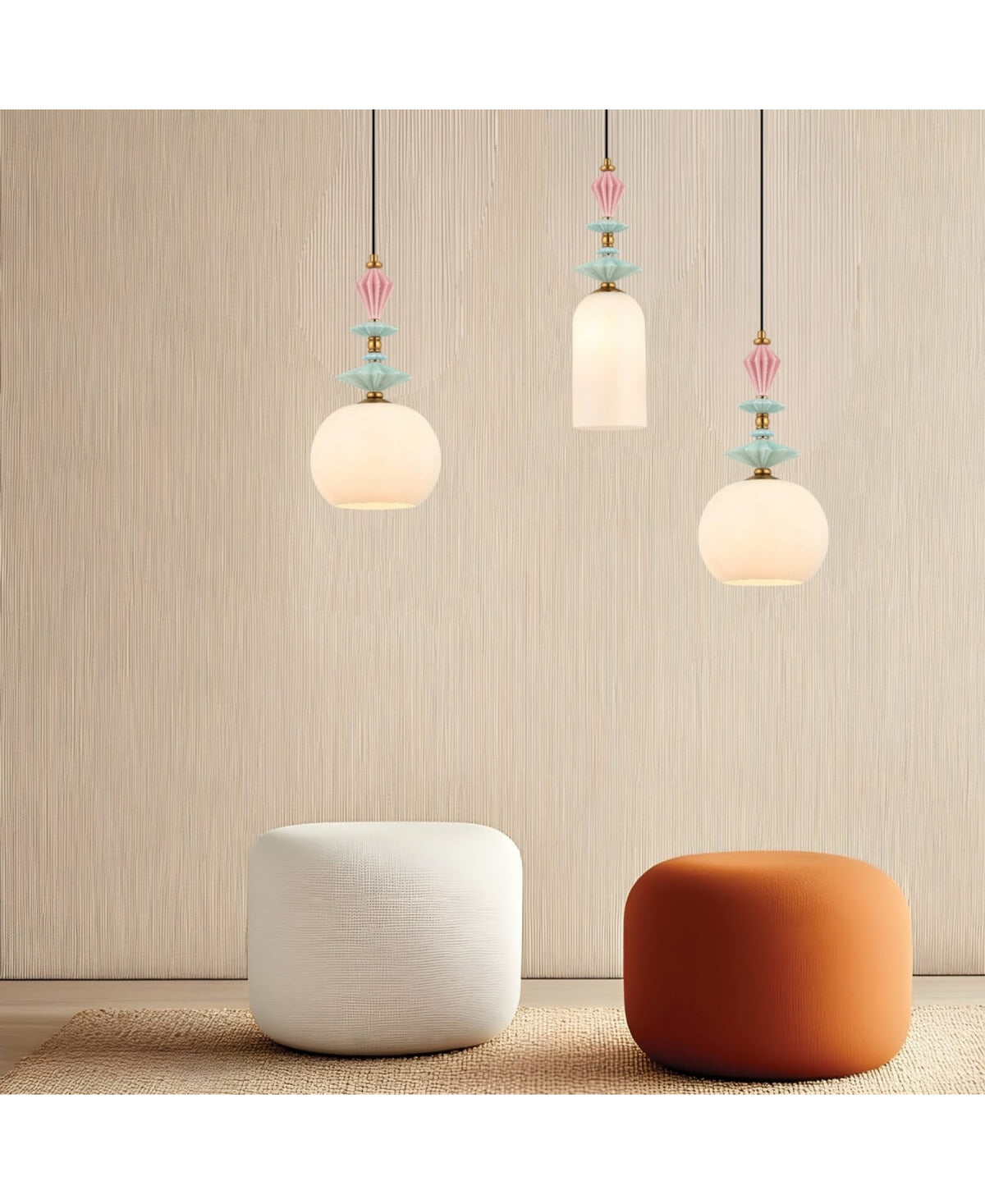 Suspensions allumées en intérieur, mur texturé beige, poufs blanc et orange sur tapis
