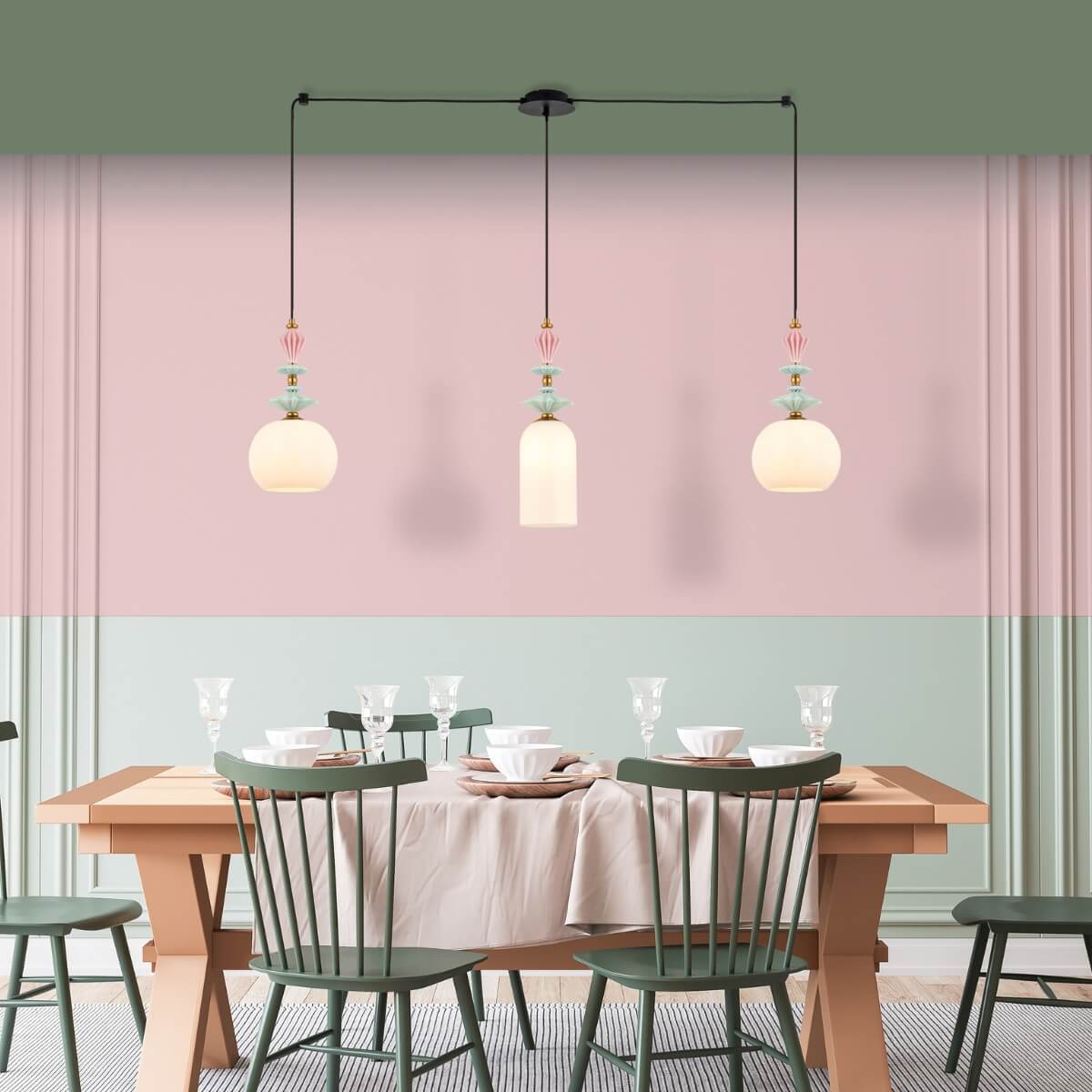 Vue rapprochée du luminaire allumé, détail des globes de verre et ornements colorés