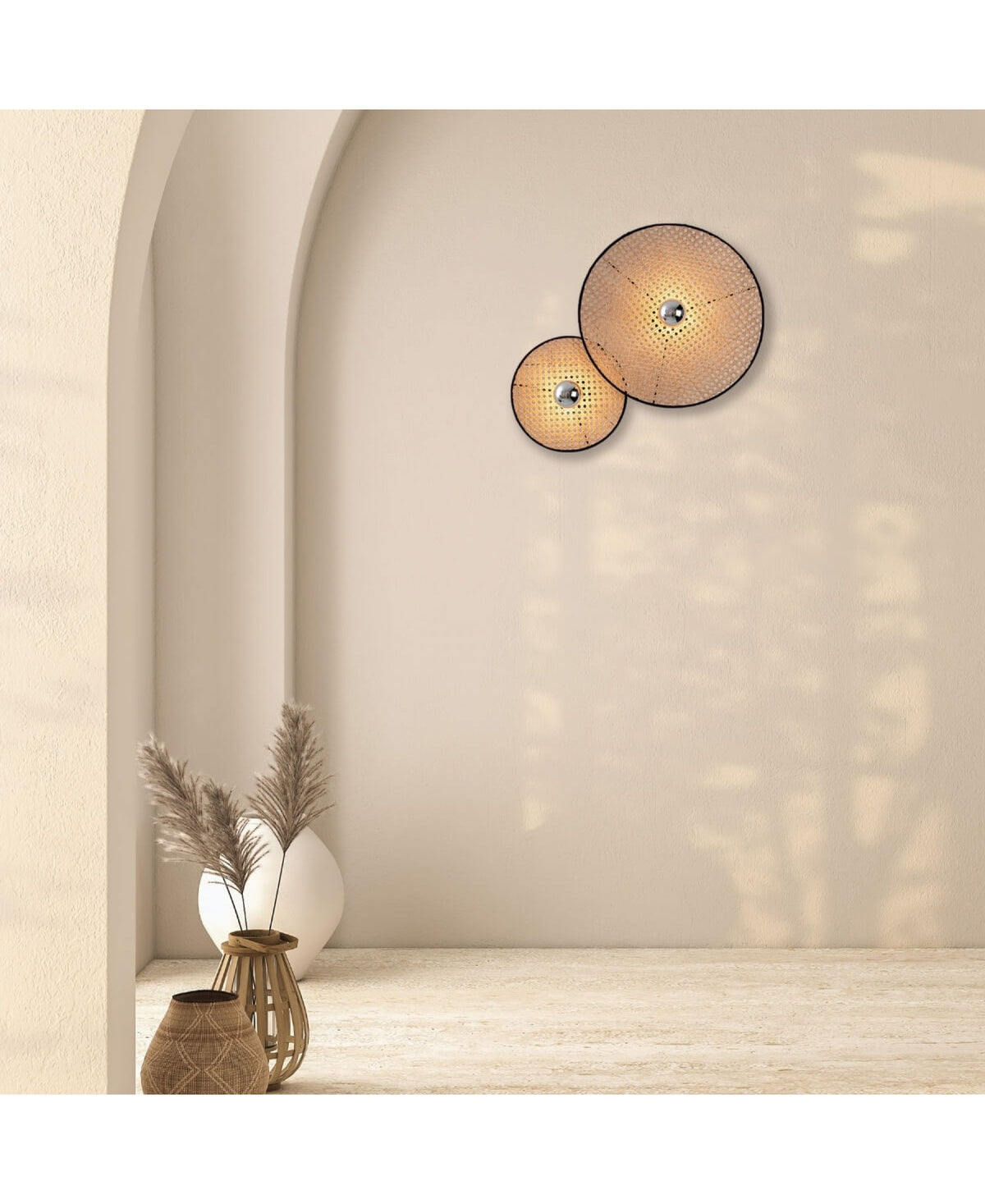 Cadrage rapproché de l'ambiance murale beige avec appliques allumées