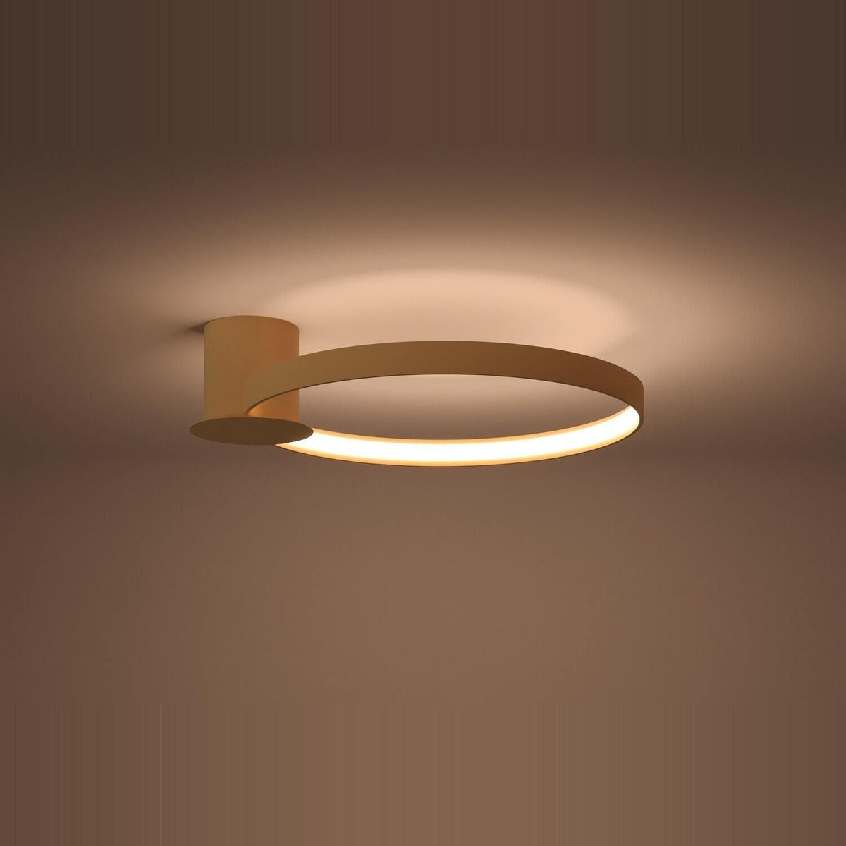 Plafonnier allumé au plafond, anneau lumineux diffusant une lumière chaude dans la pièce.