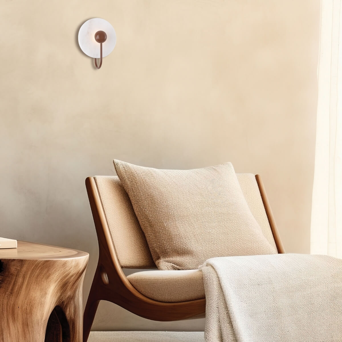 Gros plan de l'applique allumée dans un intérieur beige avec fauteuil et coussin.