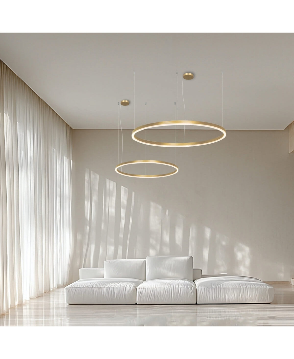 Plan rapproché de la scène d'intérieur avec anneaux LED dorés et canapé bas blanc