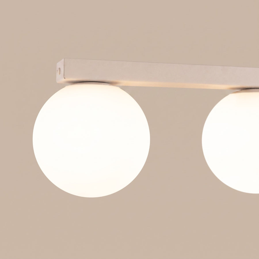 Détail de la finition beige de la barre et de la fixation près du globe