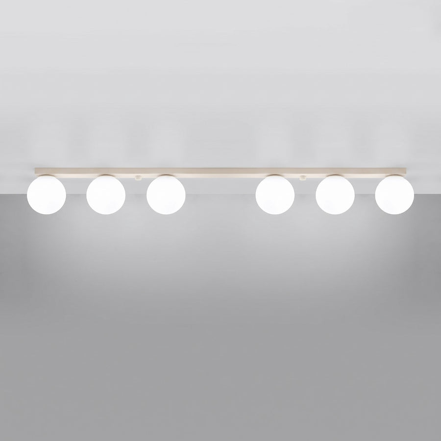 Plafonnier allumé au plafond, six globes diffusent une lumière douce sur fond gris.