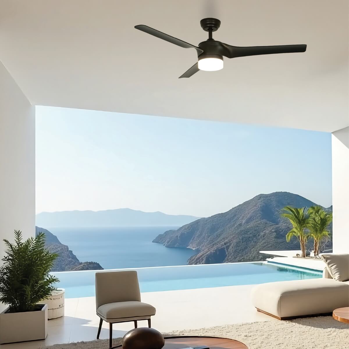 Ventilateur de plafond noir avec lumière, monté au plafond d'une terrasse face à la mer.