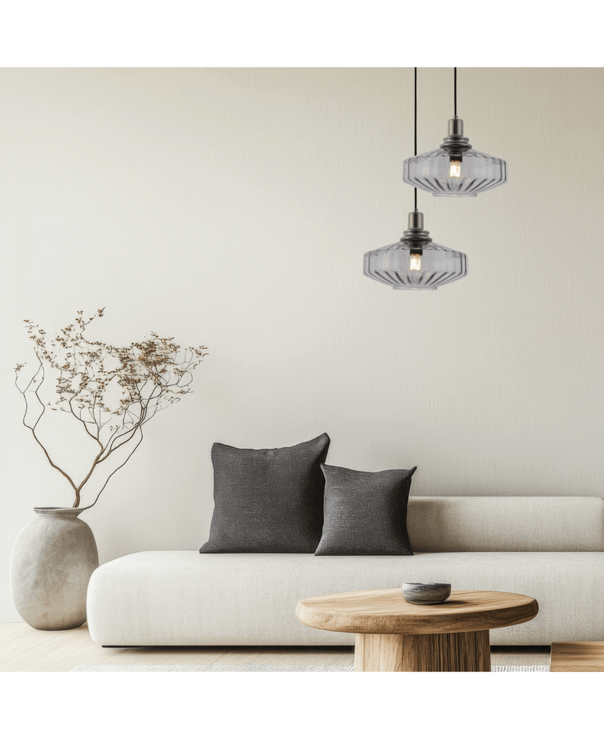 Ambiance salon minimaliste : paire de suspensions en verre strié au-dessus d'un canapé clair