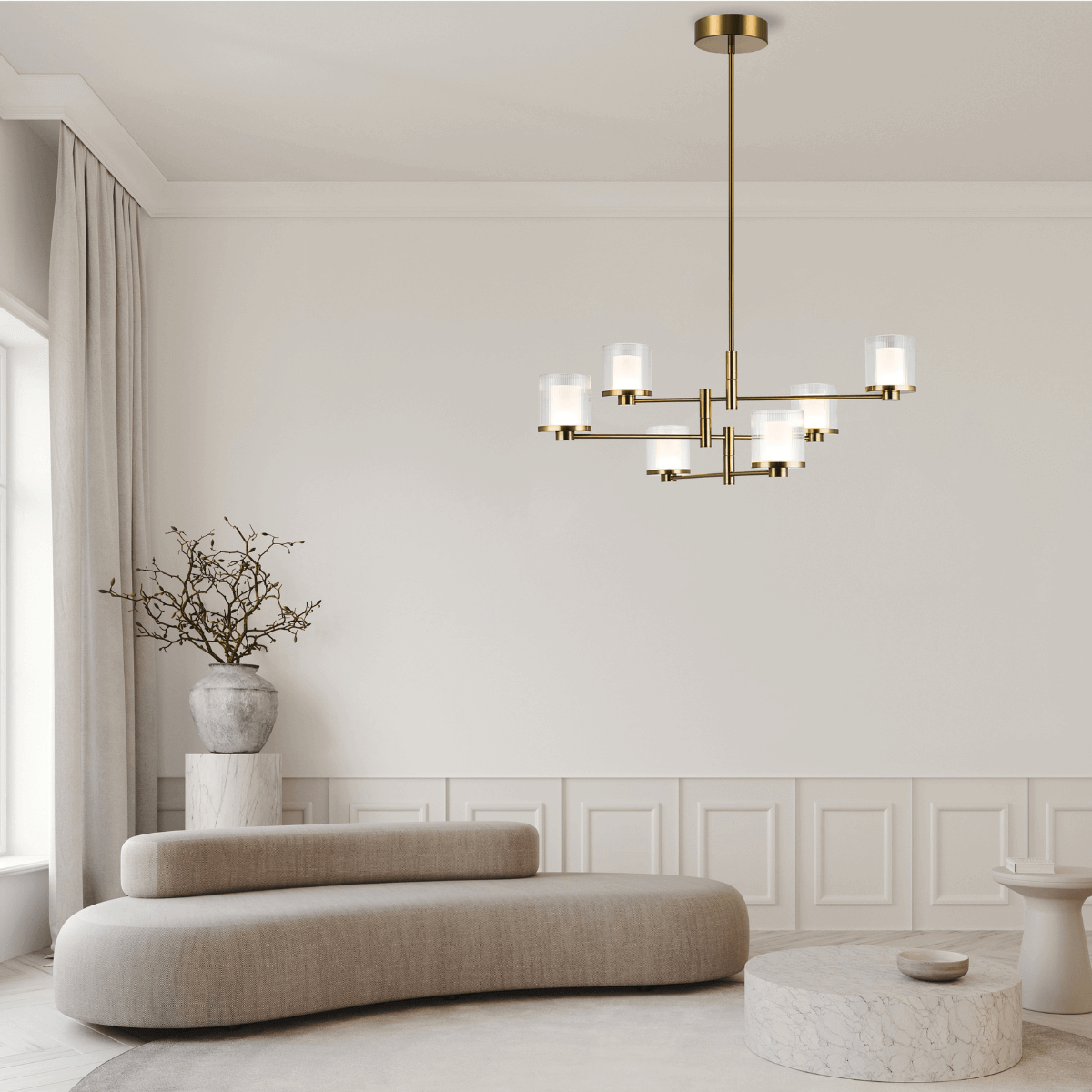 Ambiance salon minimaliste, suspension laiton allumée au-dessus d'une banquette courbe beige