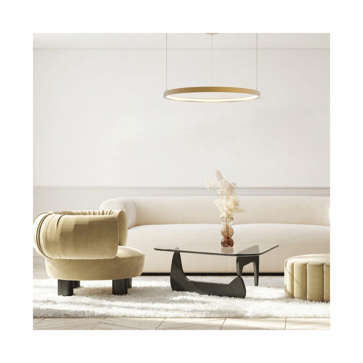 Ambiance intérieure avec canapé blanc, suspension ronde diffusant une lumière chaude