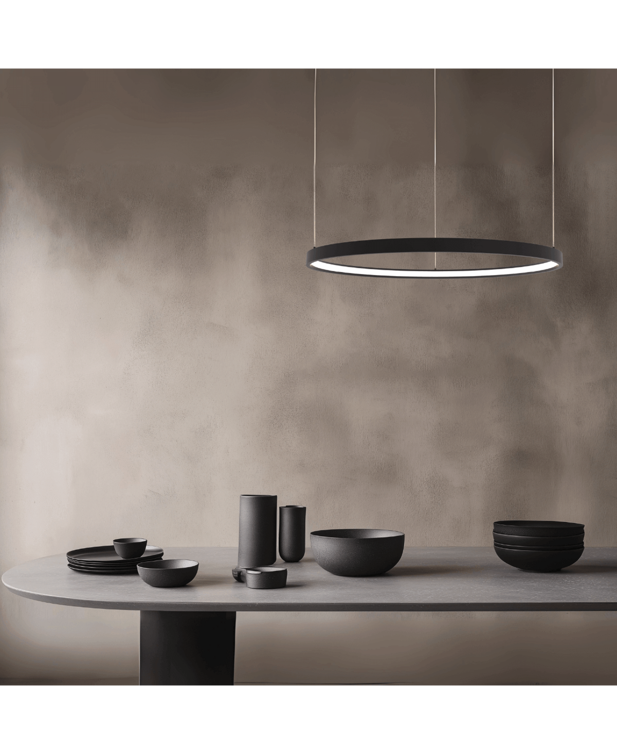 Détail de la bague lumineuse LED suspendue au-dessus des bols noirs