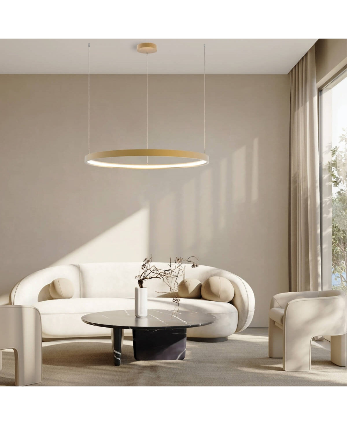Ambiance intérieure épurée, suspension circulaire dorée au-dessus d'une table basse.
