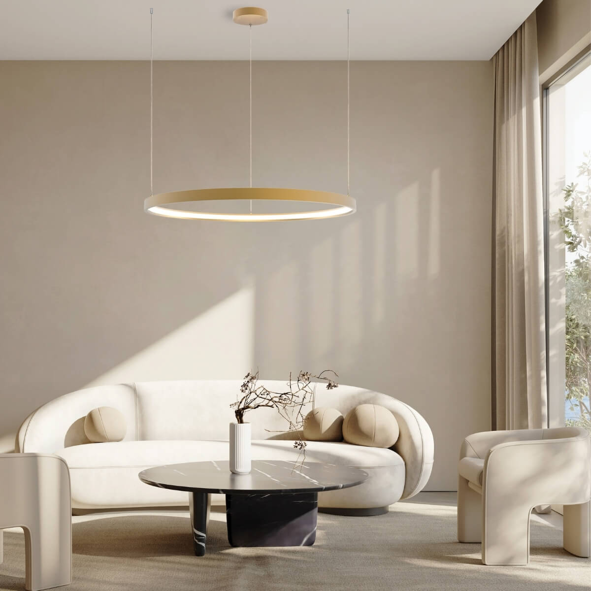 Mise en scène salon moderne, grand anneau lumineux suspendu devant baie vitrée.