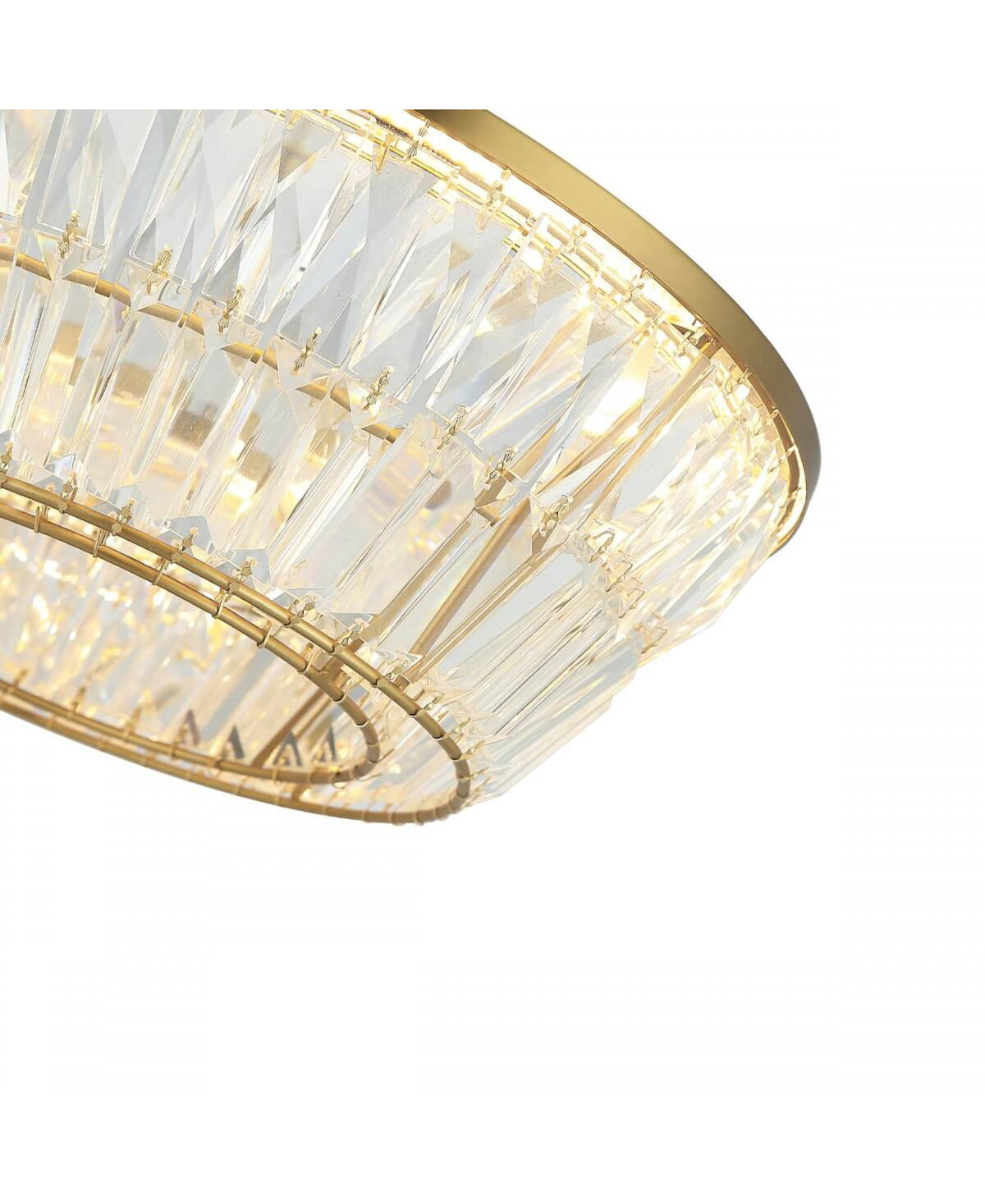 Détail rapproché des prismes de cristal et de la structure dorée éclairée