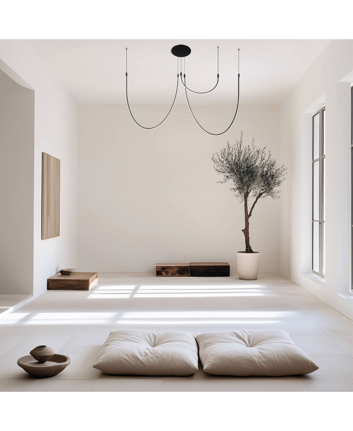 Plan large montrant le luminaire suspendu au plafond d'un grand volume blanc