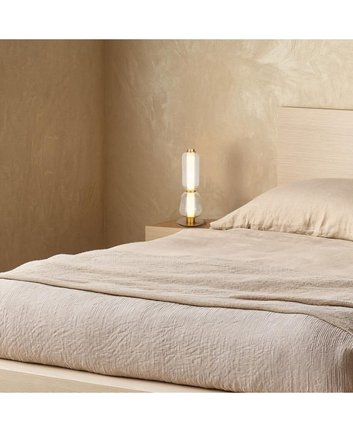 Vue rapprochée de la lampe sur chevet dans une chambre aux tons sable