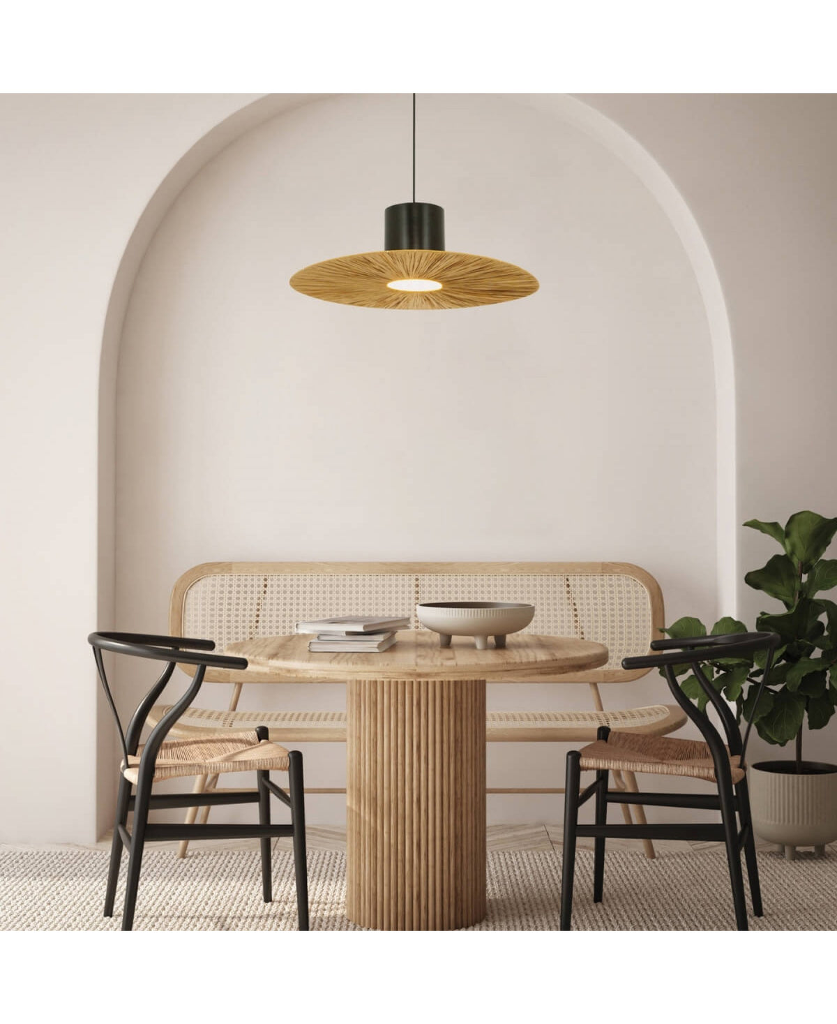 Ambiance repas avec suspension en cannage et table ronde, chaises en rotin.