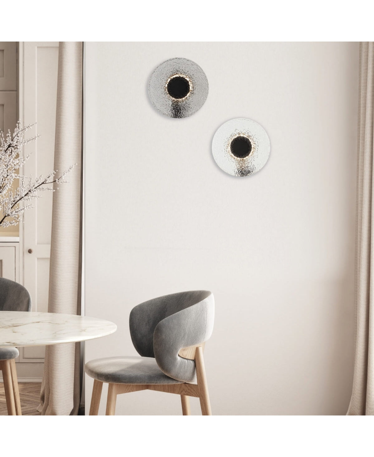 Gros plan sur l'applique ronde, halo lumineux chaud et finition gris fumé