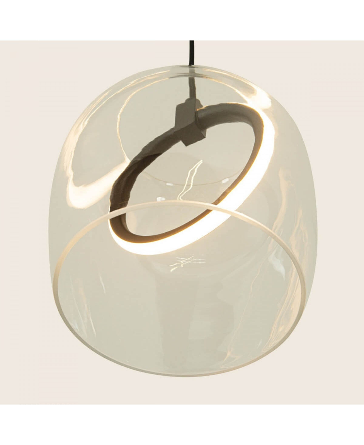 Gros plan sur l'anneau lumineux et la cloche en verre transparente.