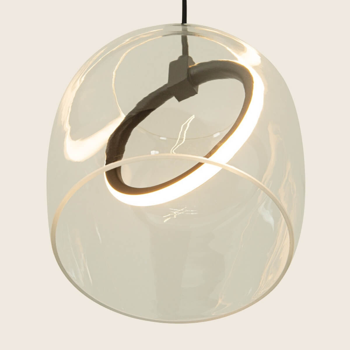 Détail de l'anneau LED noir et du verre transparent avec reflets lumineux.