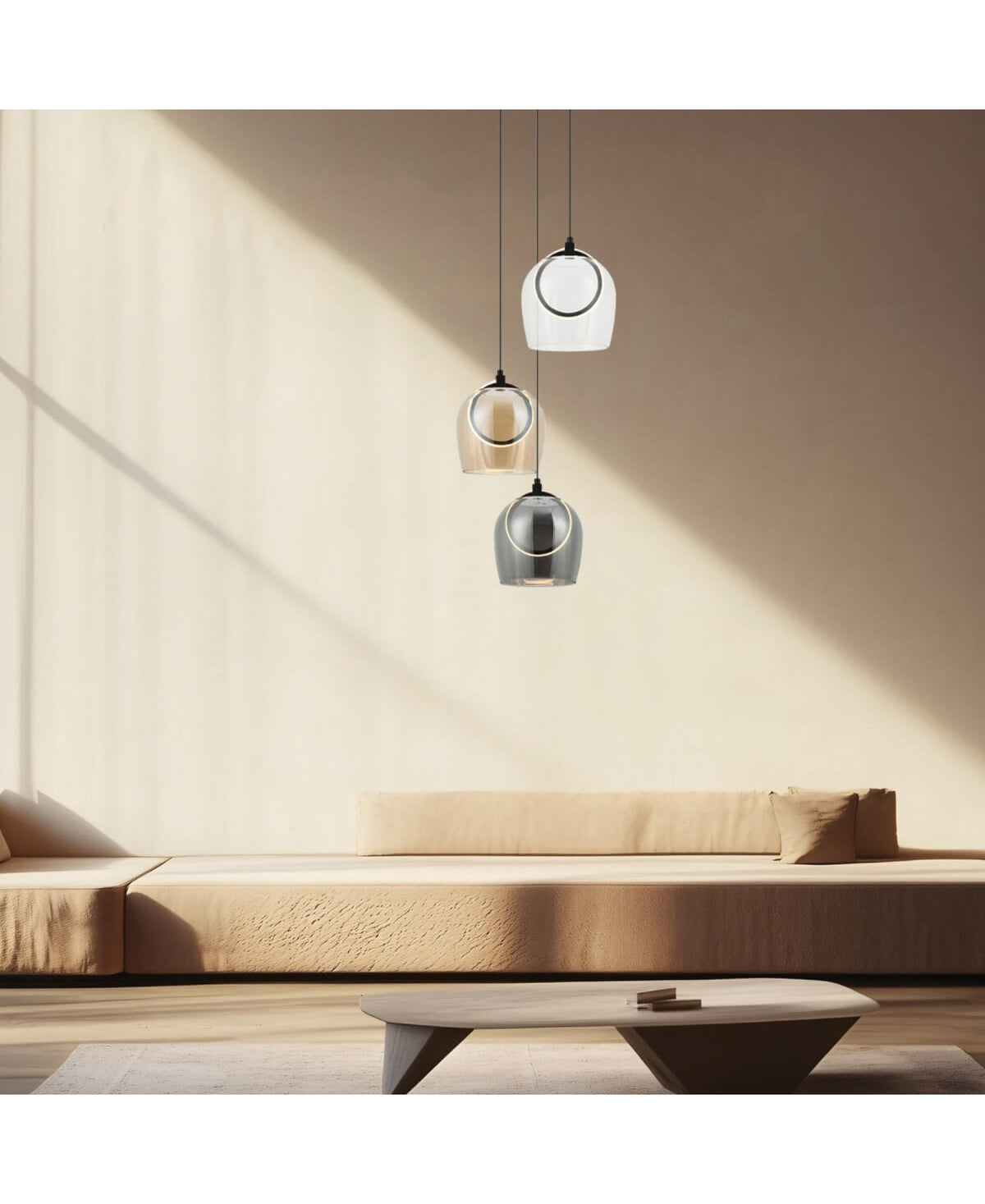 Luminaire suspendu aux trois abat-jours en verre installé dans une pièce lumineuse et moderne.
