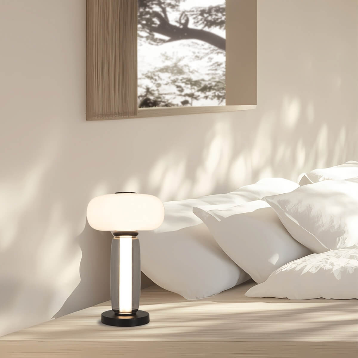 Gros plan sur la lampe allumée au chevet, lumière chaude diffusée par l'abat-jour